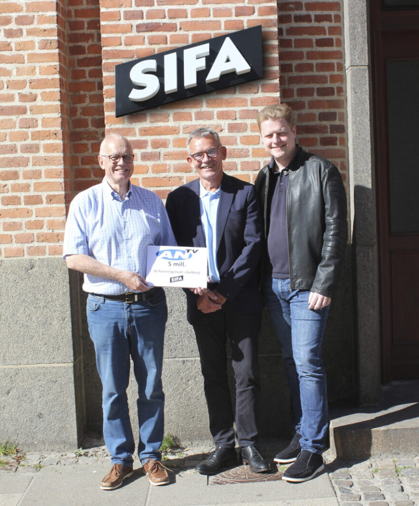 SIFA-formand Ole Nielsen flankeret af AN-TV’s formand Jakob K. Svendsen (th.) og næstformand Henrik Viholm (tv.)
